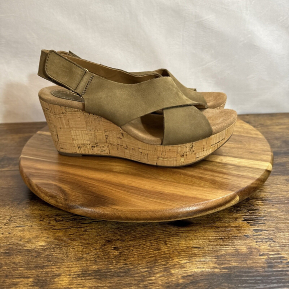 Clarks Artisan Women’s Sz 7.5 Suede Open Toe Cork Wedge Sandals Slip On Tan Heel - Picture 1 of 6